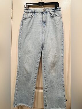 ZARA Light Wash distressed Straight Leg Jeans Raw Hem Size 6 (EU 38)